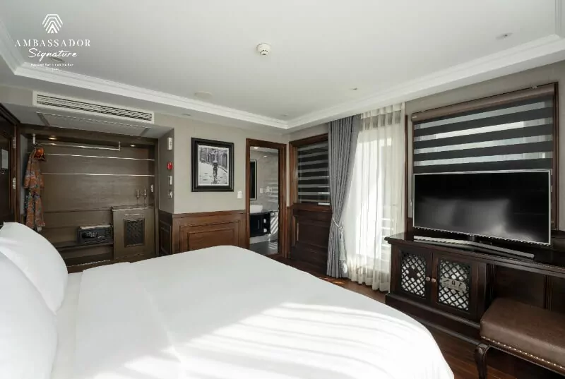 Ambassador Captain's View Suite 3