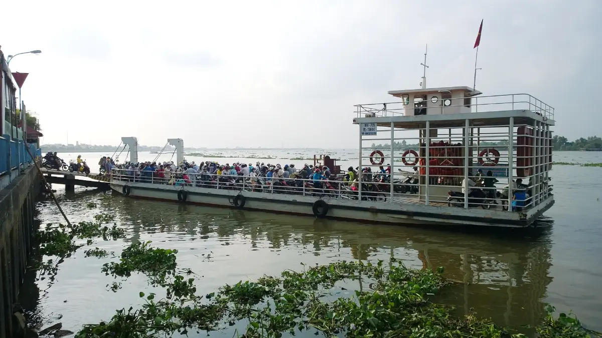 Ferry to An Binh Island, Vinh Long Ferry crossing the river to An Binh Island, Vinh Long