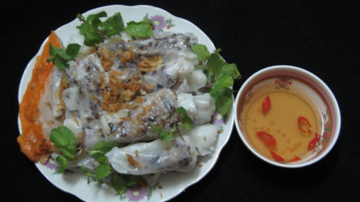 Bánh cuốn – steamed rice rolls