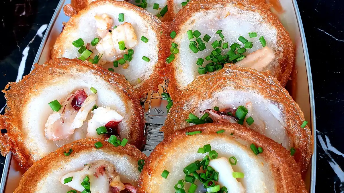 Banh Khot, Phan Thiet Small crispy rice cakes (banh khot) with shrimp, Phan Thiet