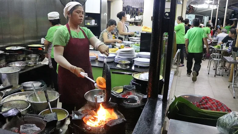 Cooking bánh xèo in Saigon