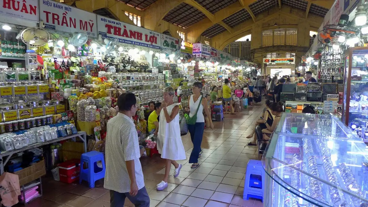 Stalls inside Ben Thanh Market Busy stalls inside Ben Thanh Market, Ho Chi Minh City