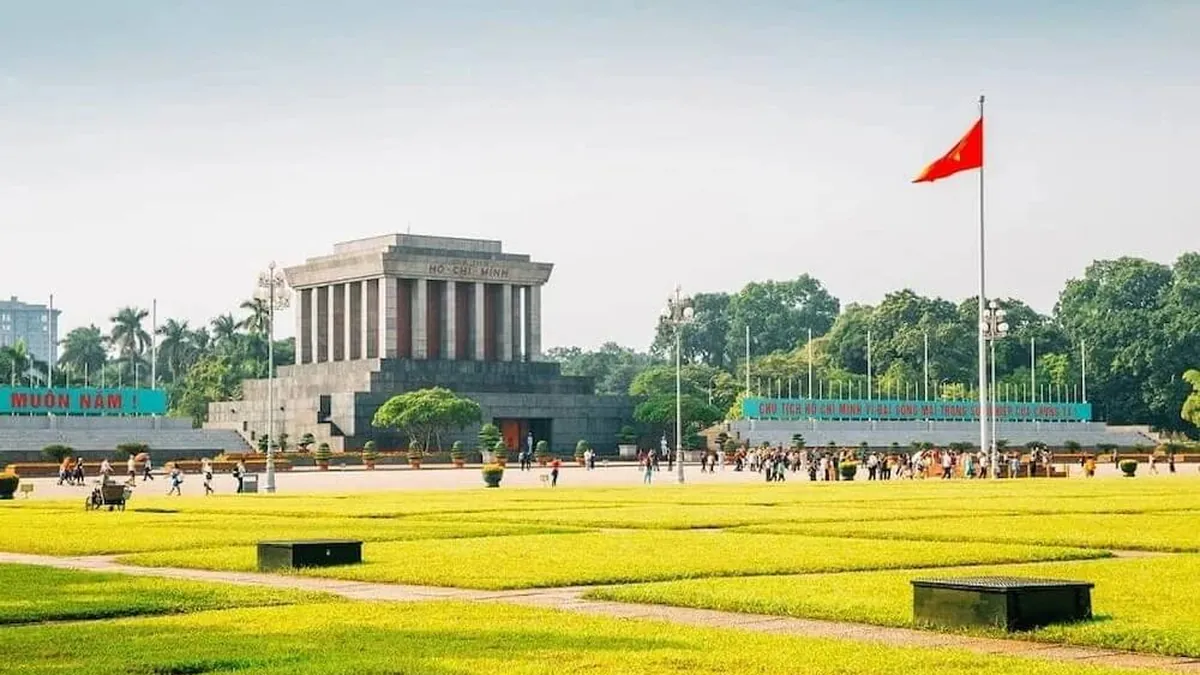 Ho Chi Minh Mausoleum and Ba Dinh Square on a clear morning, the best time to visit