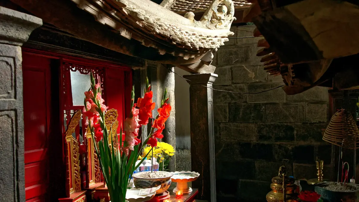 Cave Altar at Bich Dong Pagoda Altar inside the cave of the Middle Pagoda at Bich Dong, Ninh Binh