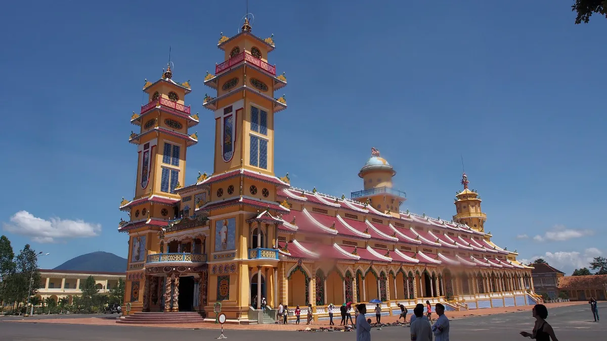 Ho Chi Minh – Cao Dai Temple – Cu Chi Tunnels Tour 1 Day