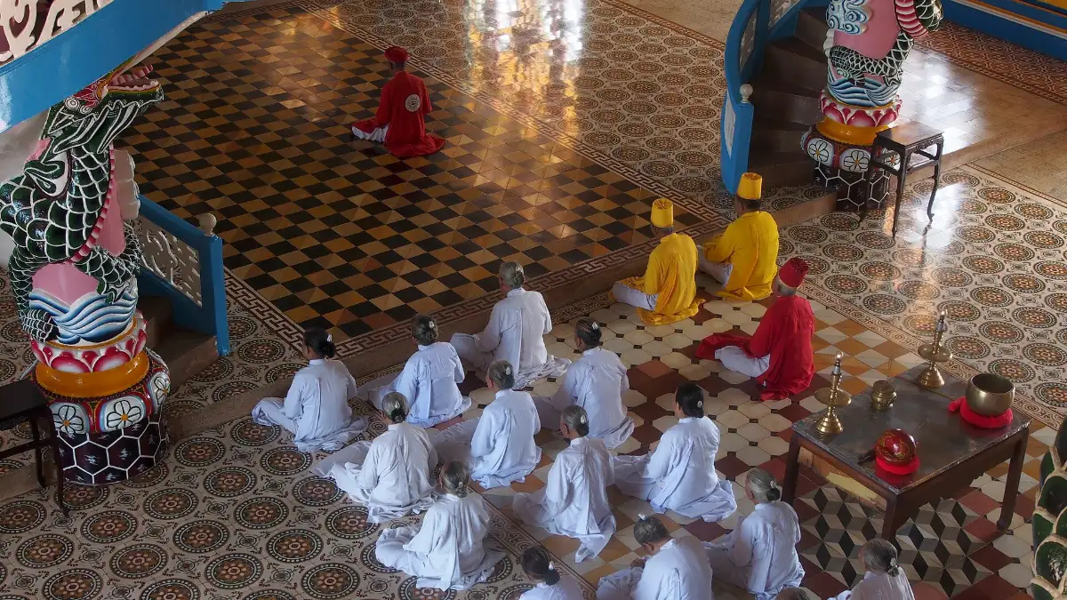 Cao Dai Holy See – Worshippers at Prayer