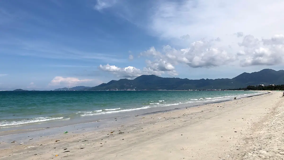 White Sand at Doc Let Beach Long white-sand beach at Doc Let, Khanh Hoa