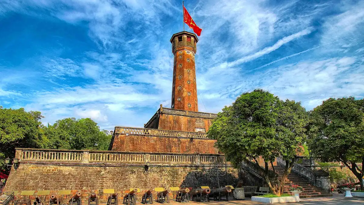 Hanoi Flag Tower (Cot Co), Imperial Citadel Hanoi Flag Tower with the Vietnamese flag under a blue sky, Imperial Citadel of Thang Long