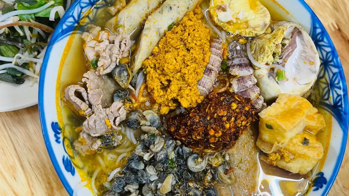 Hanoi Vintage Vespa Foodie Experience: Lunch or Dinner Tour