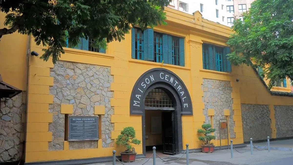 Hoa Lo Prison – Hanoi Incense Craft Village & City Group Tour