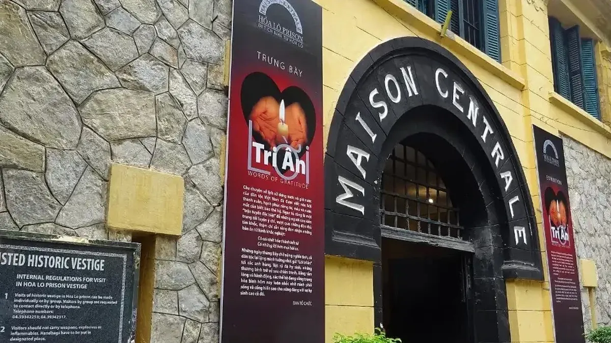 Hoa Lo Prison – Hanoi City Group Tour 1 Day