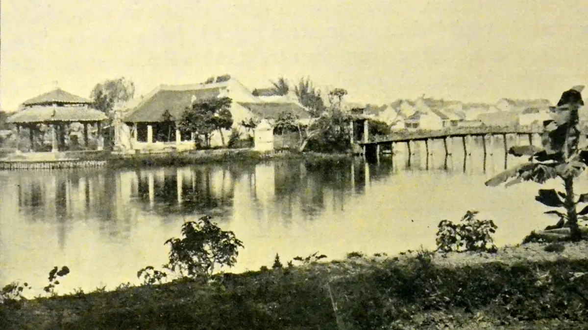 Hoan Kiem Lake (Petit Lac) in Hanoi around 1900 Historic photo of Hoan Kiem Lake, known to the French as Petit Lac, around 1900