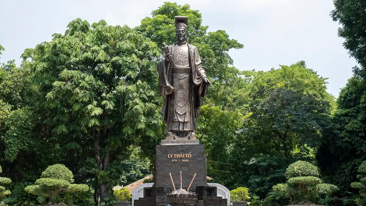 King Ly Thai To Statue, Hoan Kiem Lake, Hanoi Statue of King Ly Thai To in Ly Thai To flower garden, east shore of Hoan Kiem Lake, Hanoi