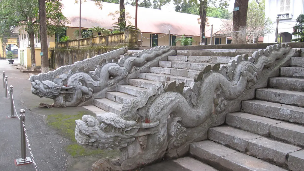 Stone Dragon Steps of Kinh Thien Palace, Thang Long Stone dragon balustrades on the front steps of Kinh Thien Palace, Imperial Citadel of Thang Long