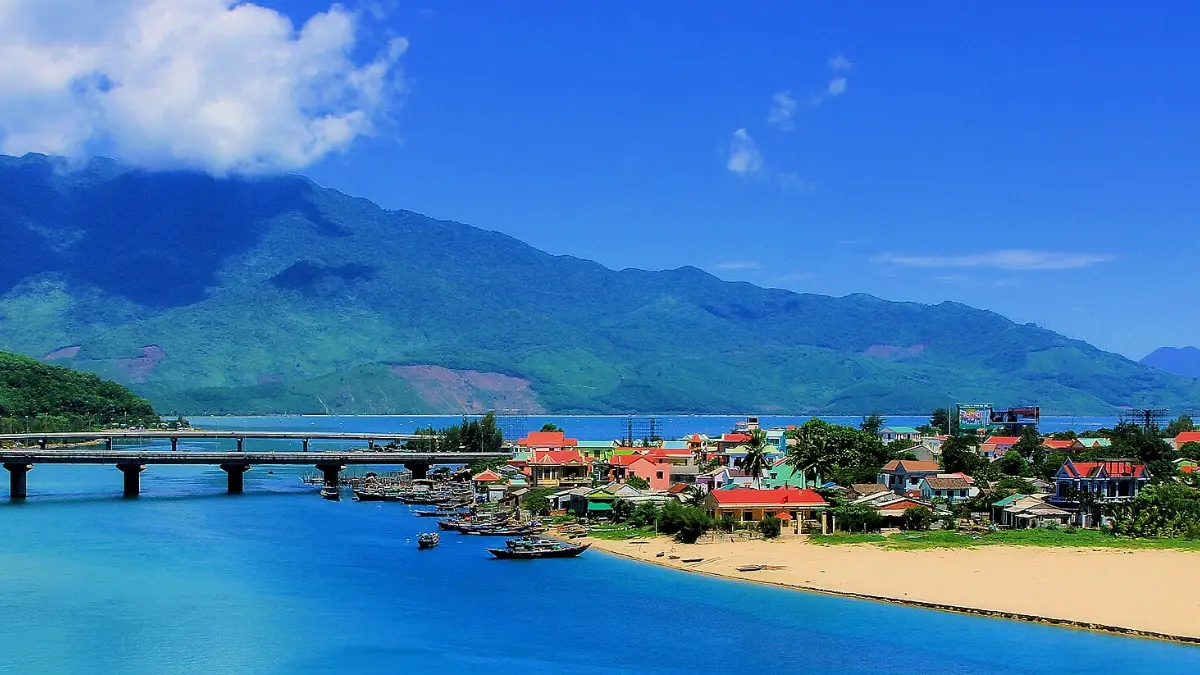 Lang Co Beach: Bay, Lagoon & Seafood Between Hue and Da Nang
