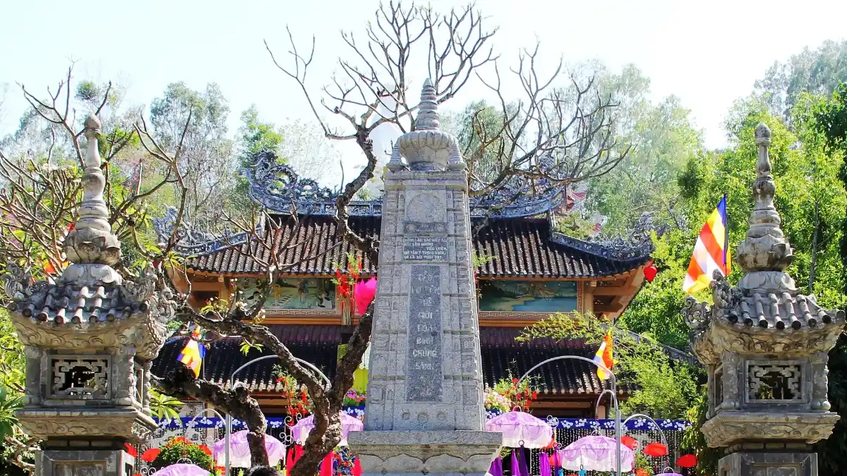 Long Son Pagoda Nha Trang: White Buddha & Visiting Tips