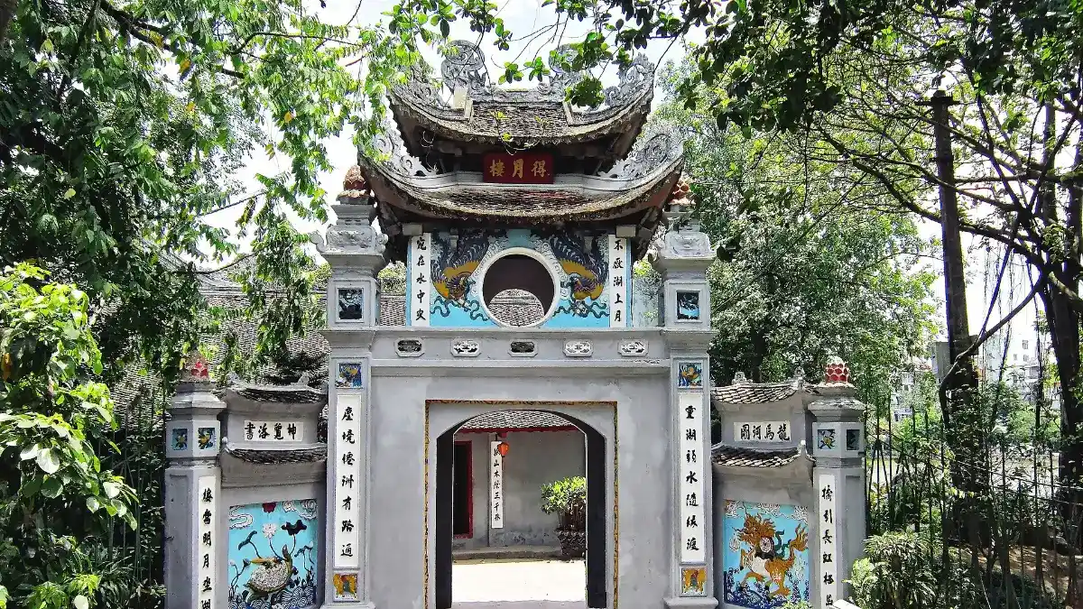 Entrance Gate of Ngoc Son Temple, Dinh Tien Hoang Street Decorated entrance gate of Ngoc Son Temple on Dinh Tien Hoang street, Hanoi