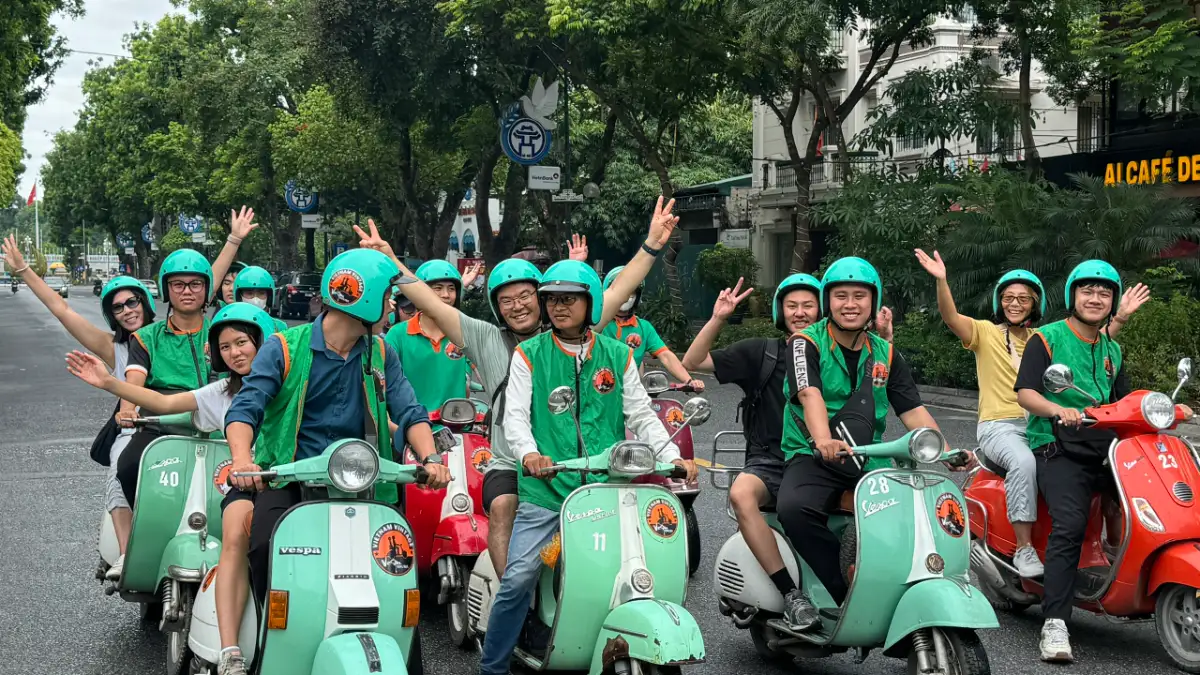 Saigon Vintage Vespa Foodie Tour: Lunch or Dinner