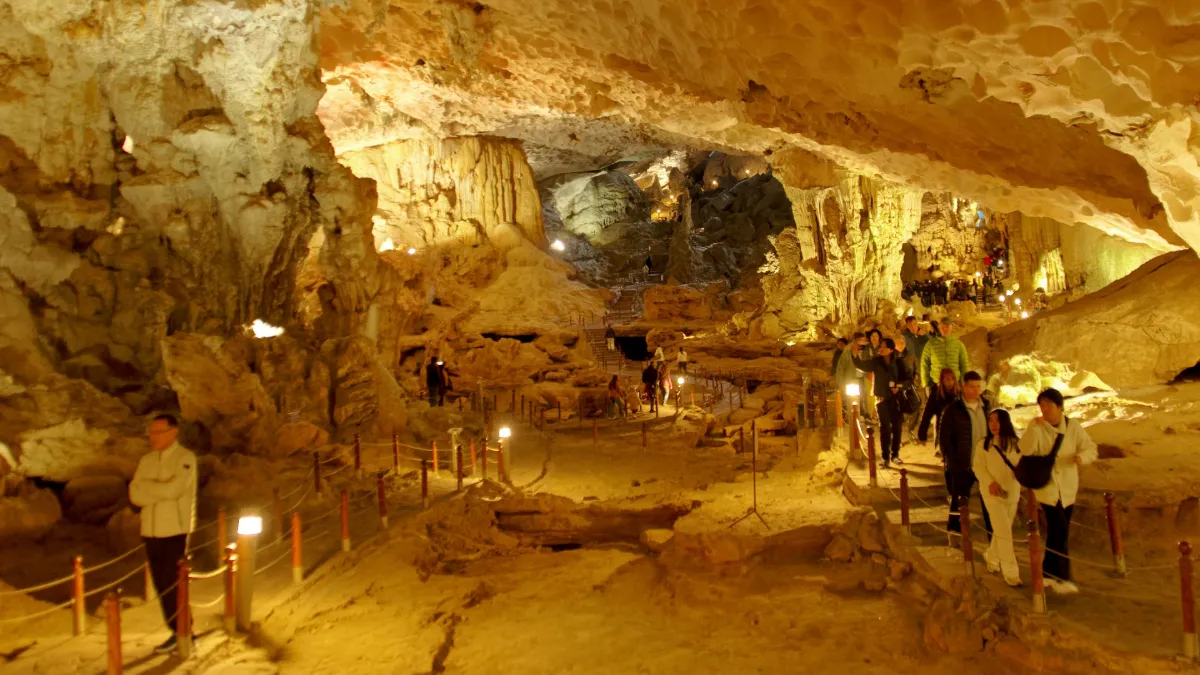 Halong Bay – Sung Sot Cave