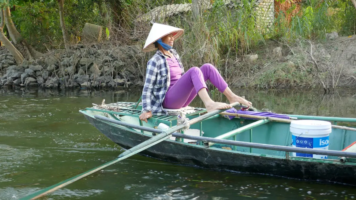 Tam Coc rower using her feet to row