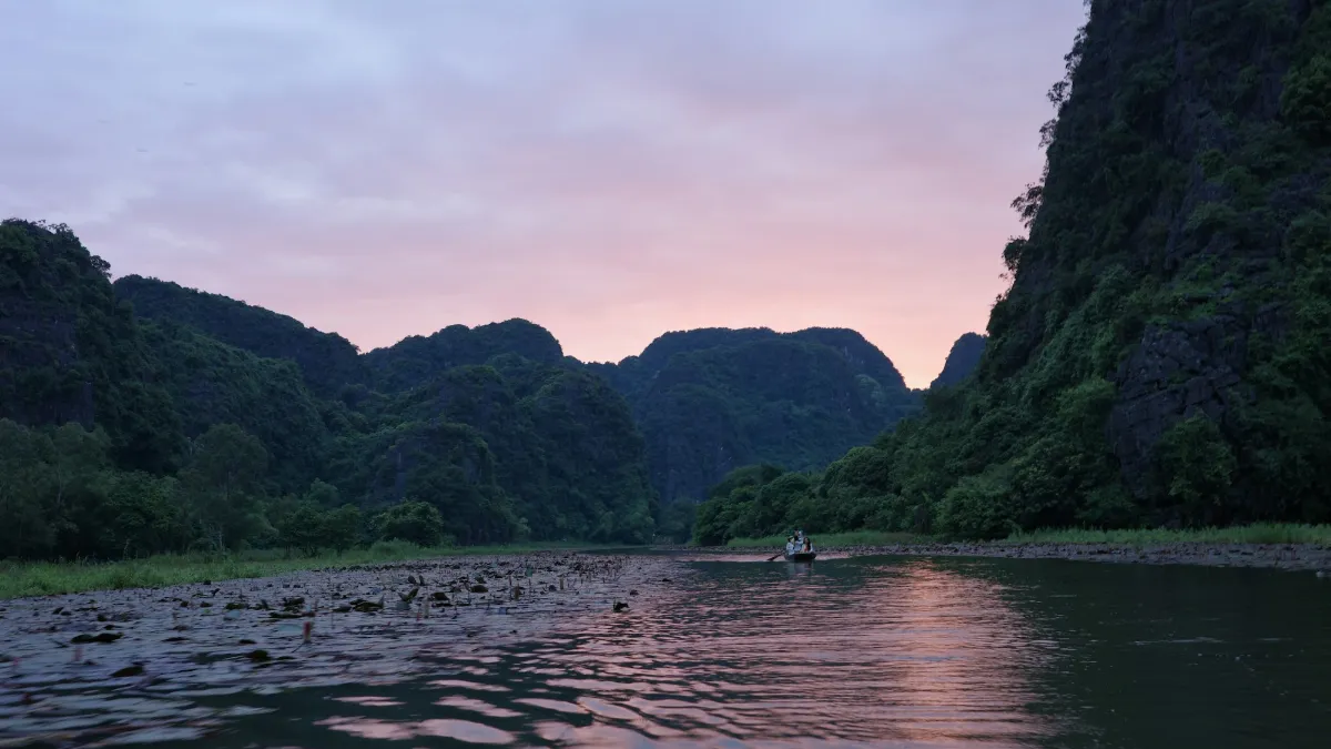 Hanoi – Hoa Lu – Tam Coc Tour 1 Day – Ngo Dong River at Tam Coc