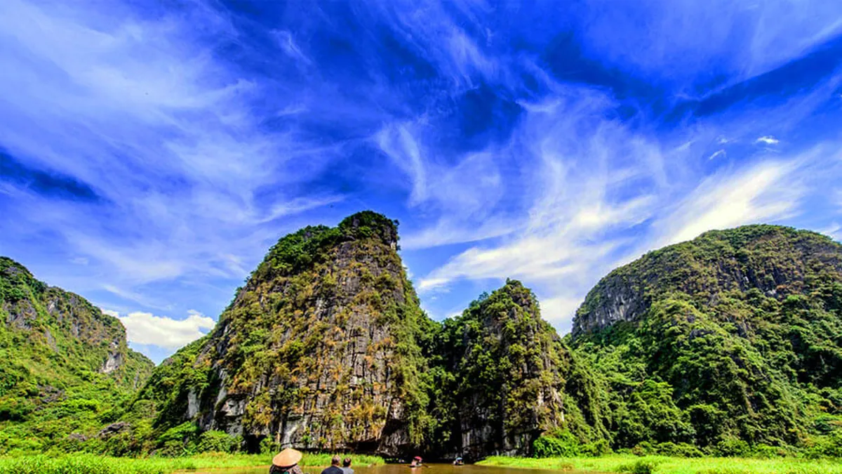Tam Coc rowing boat – Hanoi Ninh Binh Halong Bay group tour