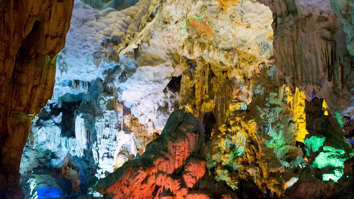 Formations in Thien Cung Cave Colourfully lit rock formations inside Thien Cung Cave, Halong Bay