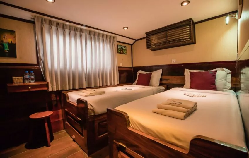 Twin-bed cabin on the Toum Tiou I