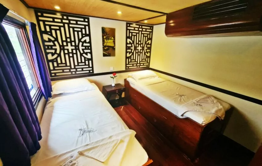 Cabin with panoramic window on the Toum Tiou II