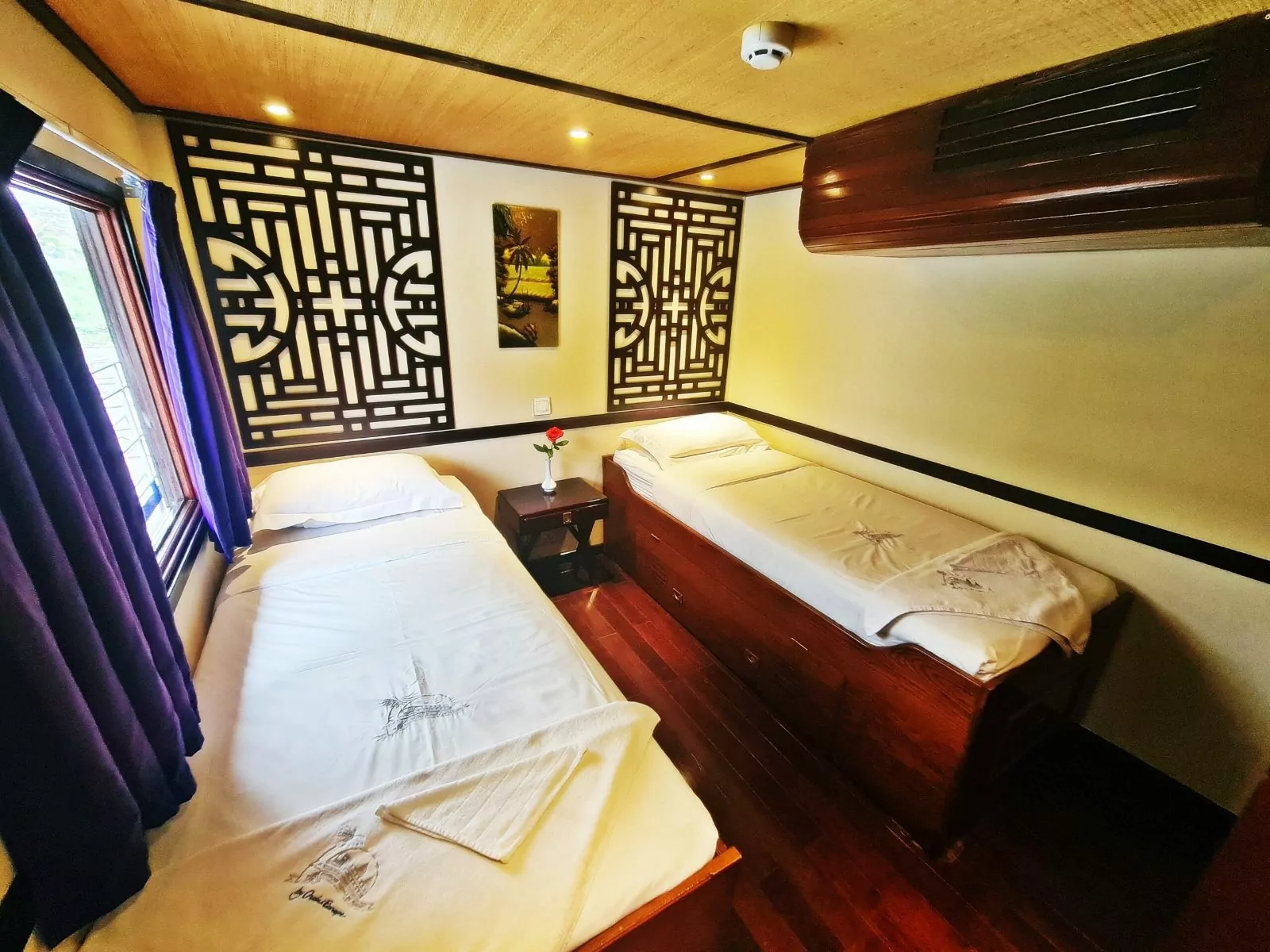 Cabin with panoramic window on the Toum Tiou II