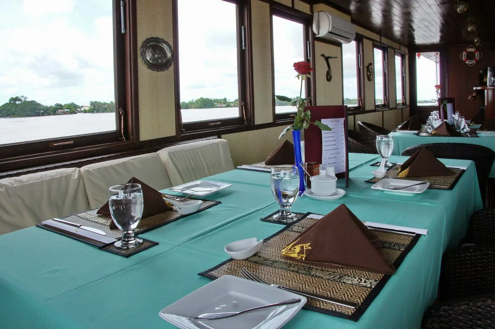 Window tables in the Toum Tiou II restaurant