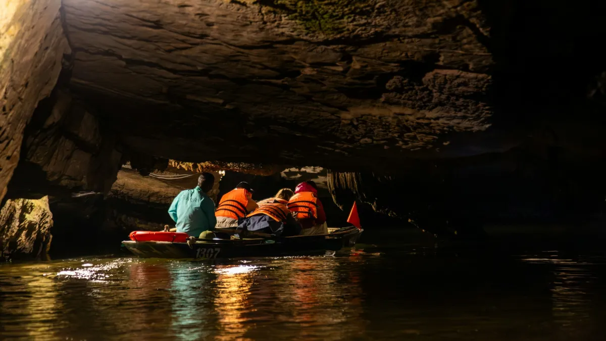 Hanoi – Hoa Lu – Trang An Tour 1 Day – Inside a Trang An water cave