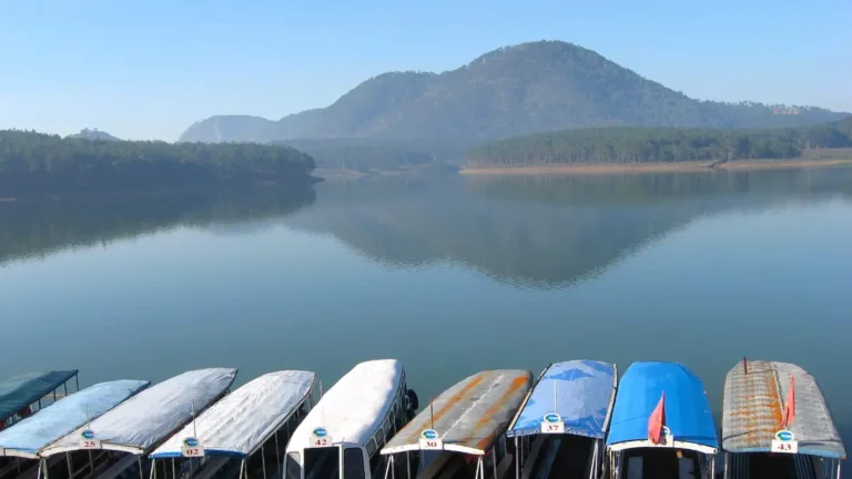 Tuyen Lam Lake Dalat: Kayaking, Boats & Lakeside Resorts