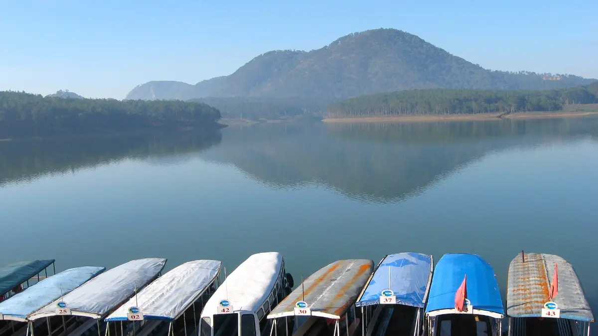 Tuyen Lam Lake Dalat: Kayaking, Boats & Lakeside Resorts