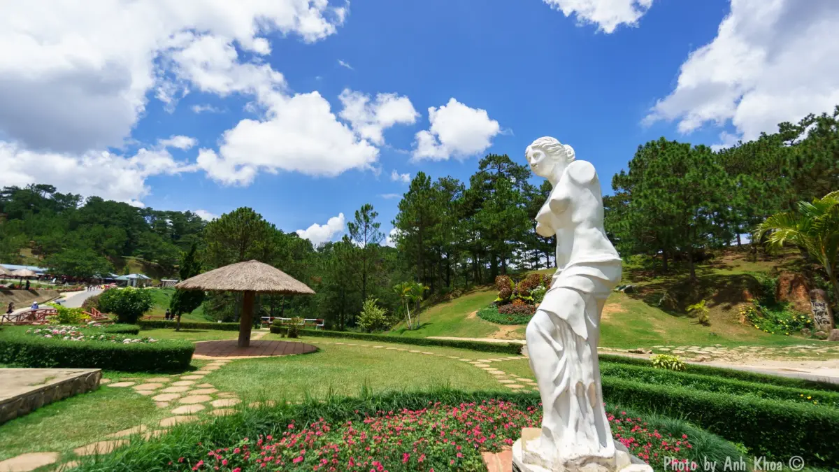 Flowers at the Valley of Love, Dalat Statue and gardens at the Valley of Love, Dalat