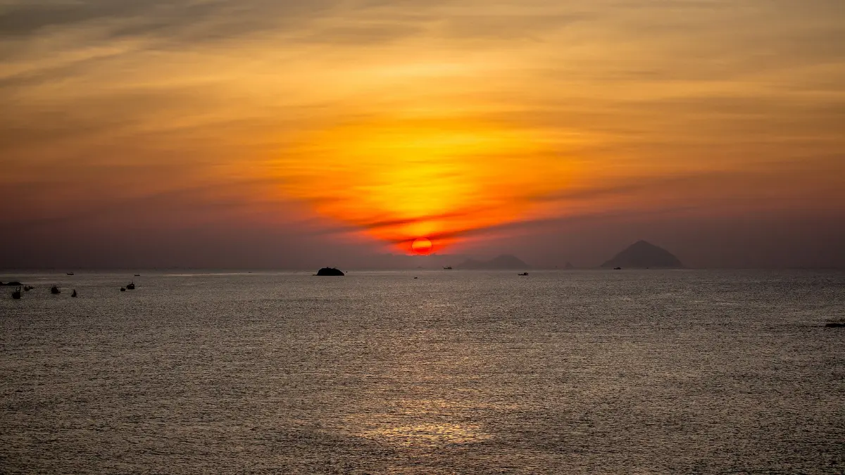 Diep Son Island: Walk on the Sea in Van Phong Bay