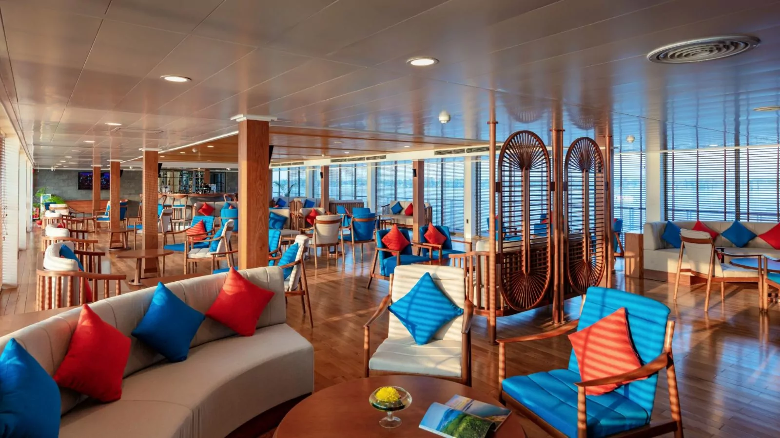 Horizon Lounge Bar with sofas and river views