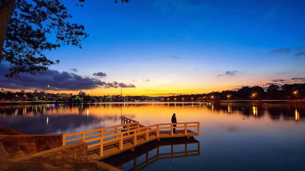 Xuan Huong Lake Dalat: Walk, Boats & Night Market